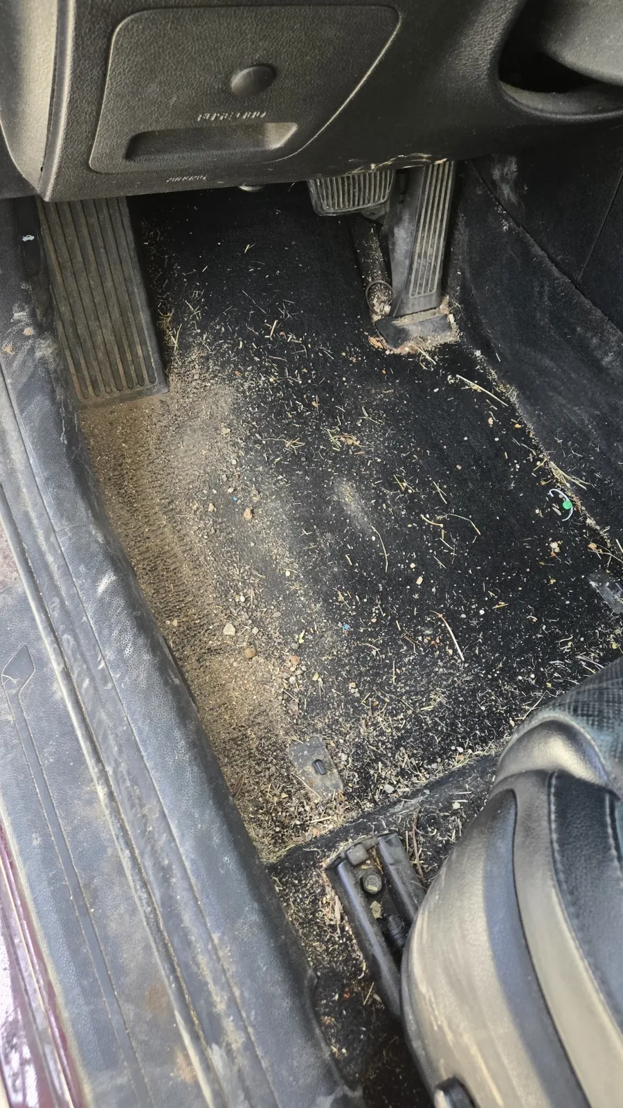 Dirty driver-side floorboard before Margos interior detail